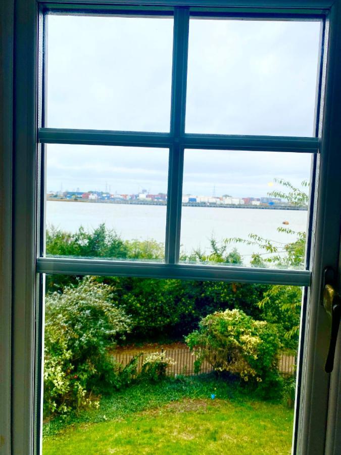 Impeccable 2-bed In Appartement *